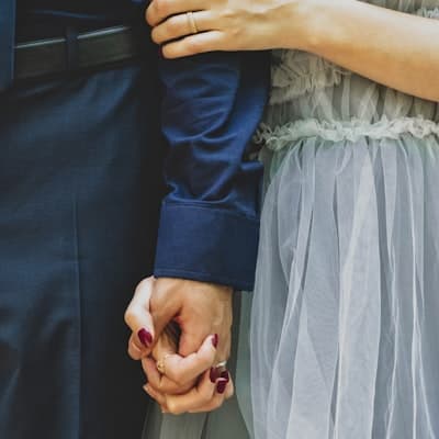El ele tutuşan gelin ve damat